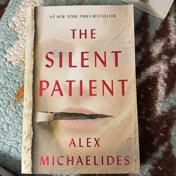 3 for $15 The silent patient - Picture 1 of 2
